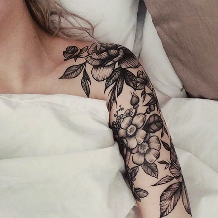 brazo entero tatuado con motivos florales, tatuajes originales en el brazo, diseños de tattoos con rosas, fotos de tatuajes 