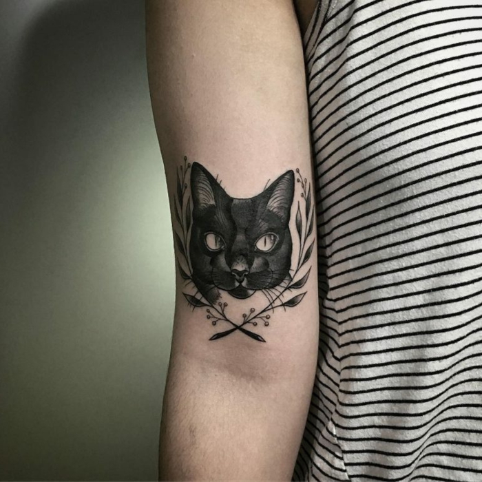irresistibles diseños de tatuajes en el brazo, qué significa tener un tatuaje de gato negro, tatuaje gato negro motivos florales 