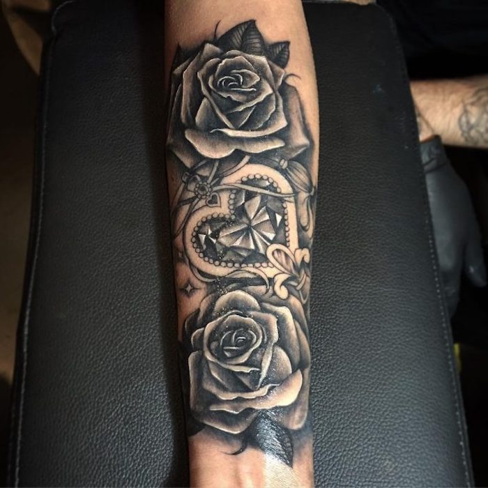 tatuaje antebrazo con rosas y corazones, diseños de tatuajes bonitos en la mano, tatuaje brazo mujer en estilo old school 