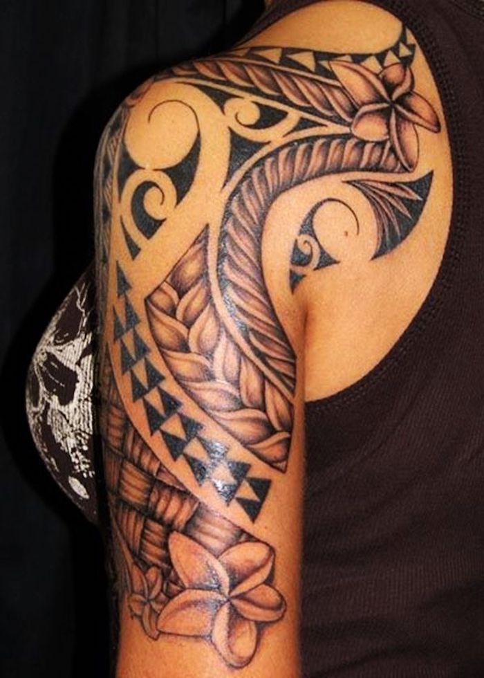 fotos de diseños de tatuajes maories, tatuajes ornamentado en el hombro con motivos florales, diseños de tattoos bonitos 