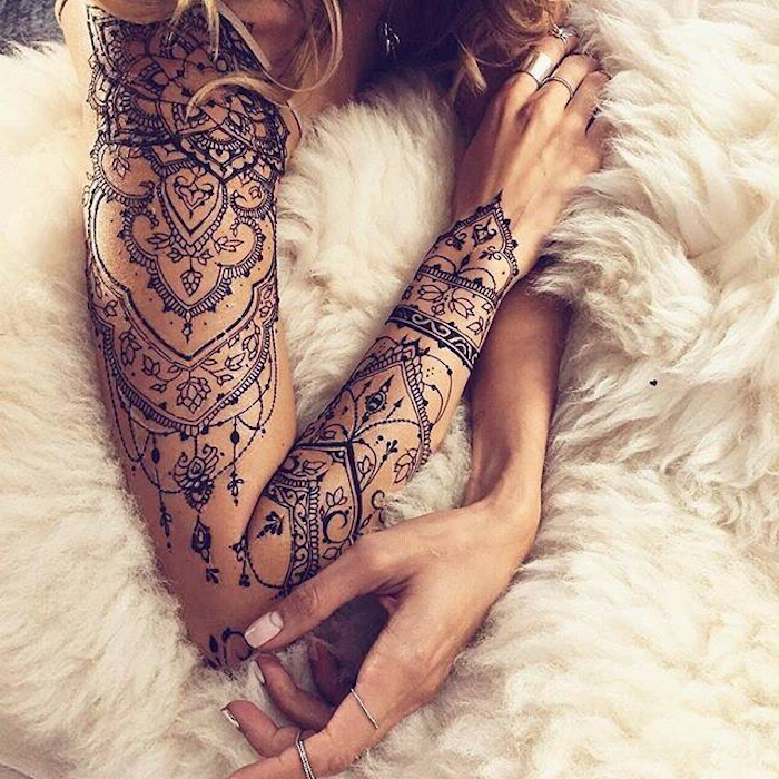 tatuaje ornamentado brazo entero, diseños de tatuajes únicos, tatuaje brazalete, 150 propuestas de tatuajes originales 