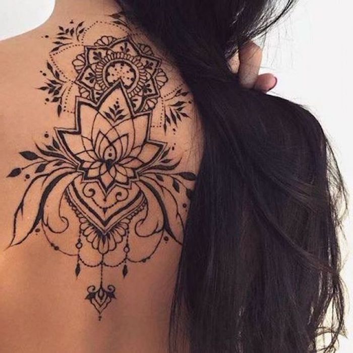 tatuajes para mujer en la espalda ornamentados con flor de loto y mandalas, preciosos diseños de tatuajes mujer 