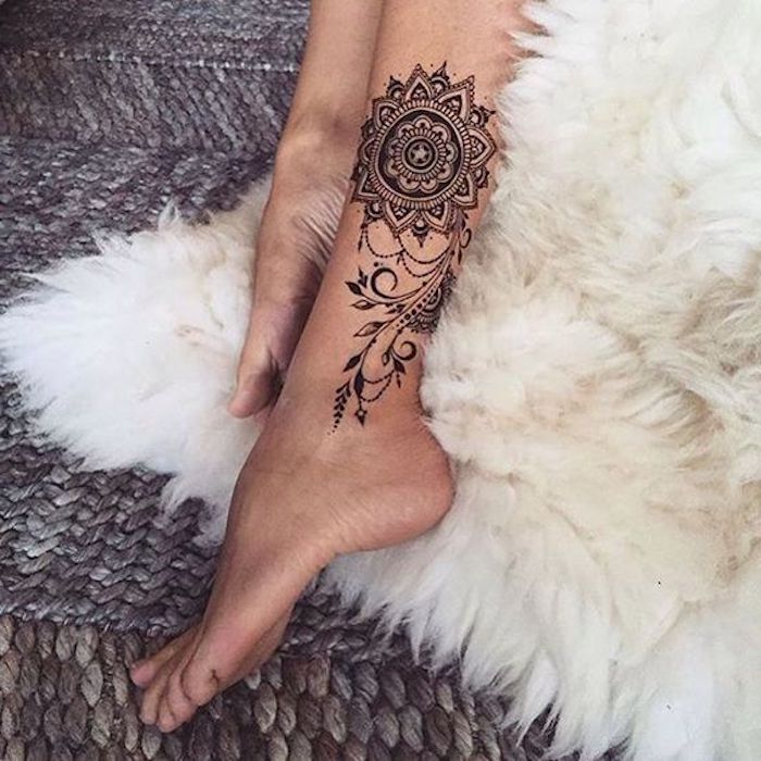 tatuajes ornamentados en la pierna, diseños de tatuajes con mandalas, tatuajes finos para mujer en la pierna fotos 