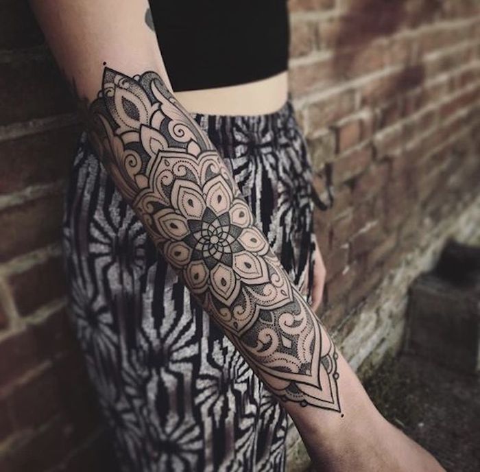 tatuajes finos para mujer con mandalas y motivos florales, preciosos diseños de tatuajes antebrazo mujer, tattoos con mandalas 