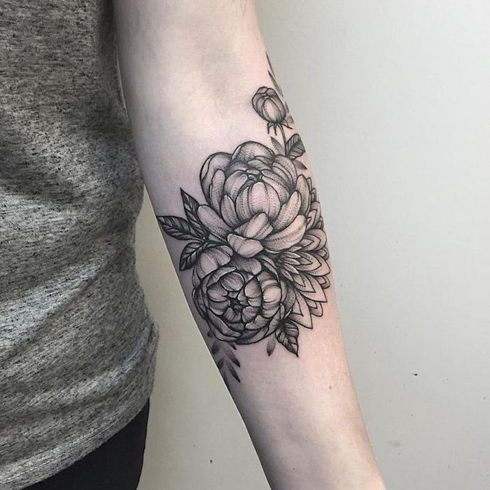 adorable diseño de tatuajes en el antebrazo, tatuajes finos para mujer, originales ideas de tatuajes con rosas y peonías