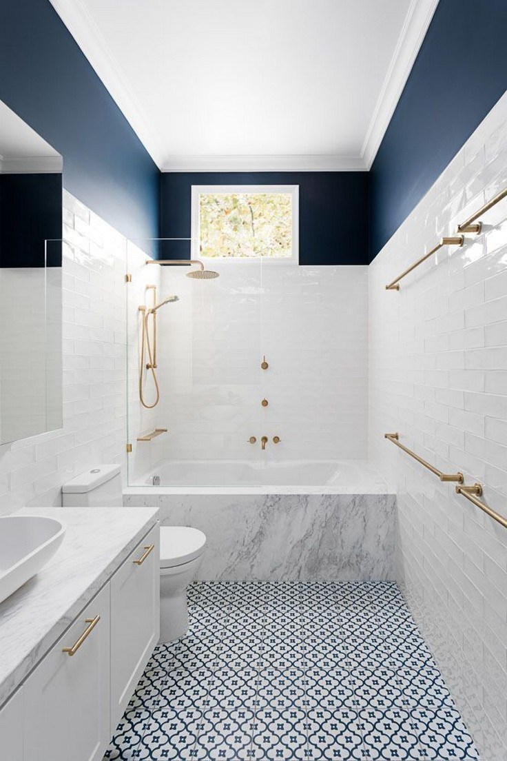 decoración de espacios pequeños en blanco y azul, azulejos de baños modernos y originales, pequeño baño alargado 