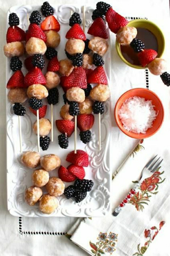 pinchos ricos con frutas y bombones caseros, las mejores ideas de un desayuno con frutas saludable, fresas y moras frescas