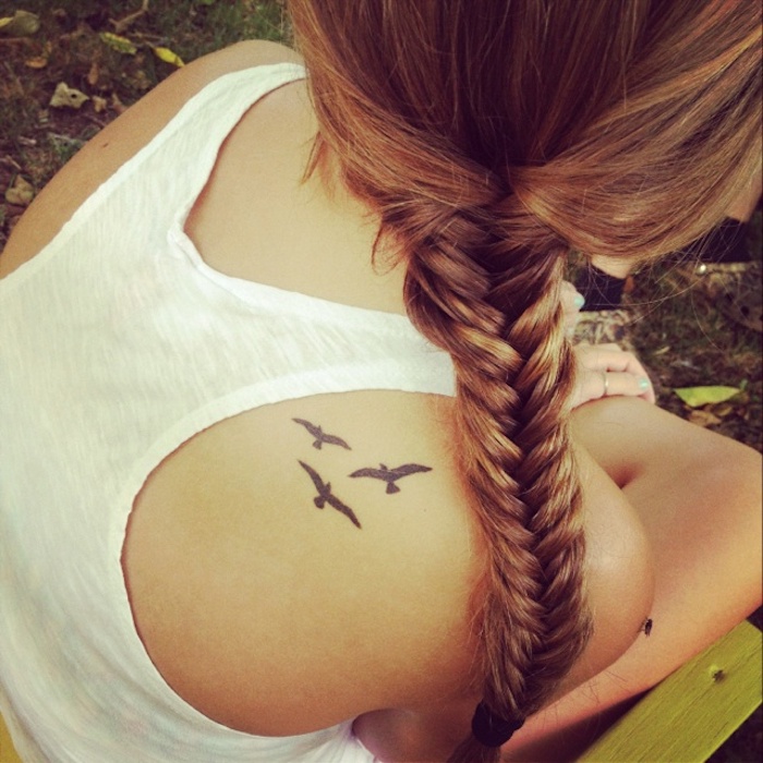 tatuajes minimalistas para mujeres, tatuajes con aves en pleno vuelo, diseños de tatuajes chicos, tatuajes hombro mujer 