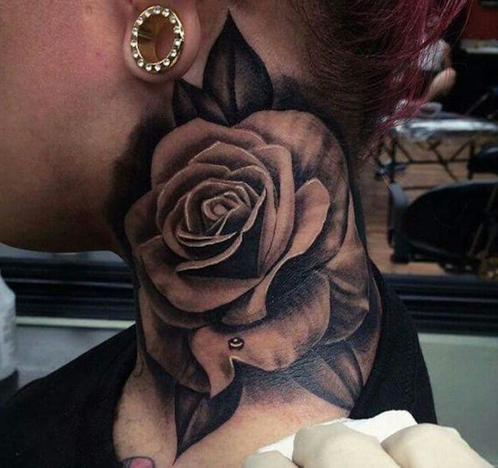 grande tatuaje rosa en el cuello, diseños de tatuajes simbólicos originales y bonitos, tatuajes con flores diseños en fotos