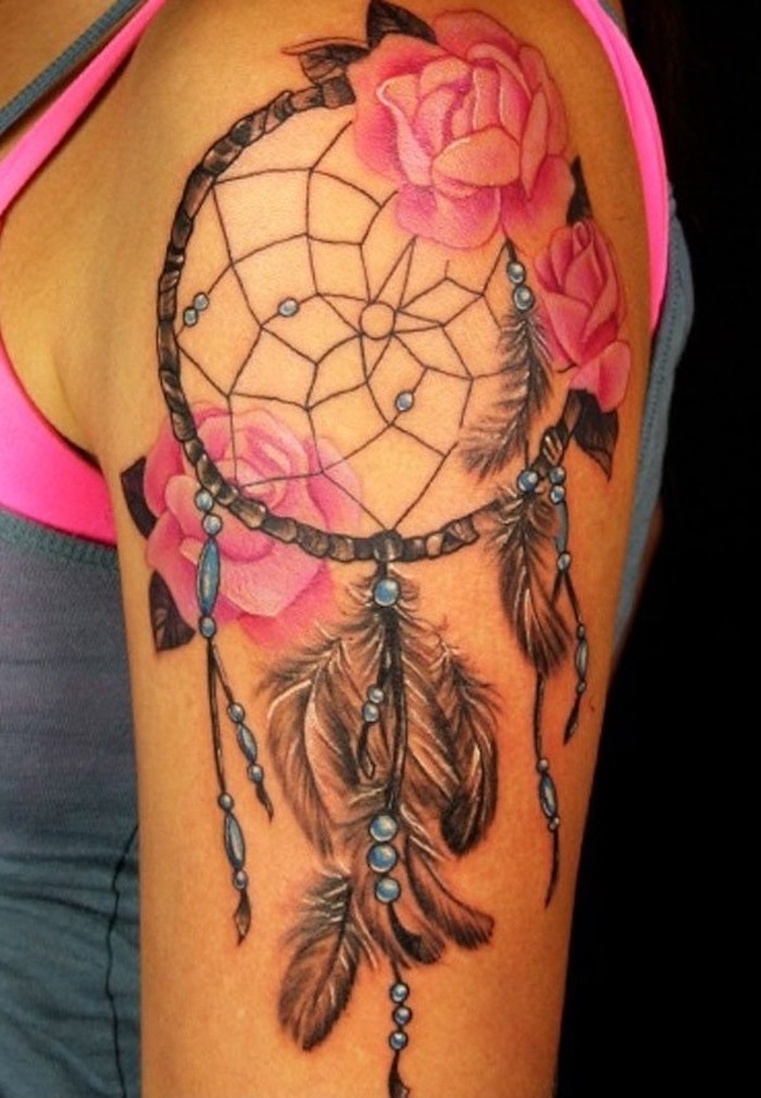 tatuaje hombro con rosas y atrapador de sueños, tatuaje grande en colores vibrantes, diseños de tatuajes simbolicos mujer 