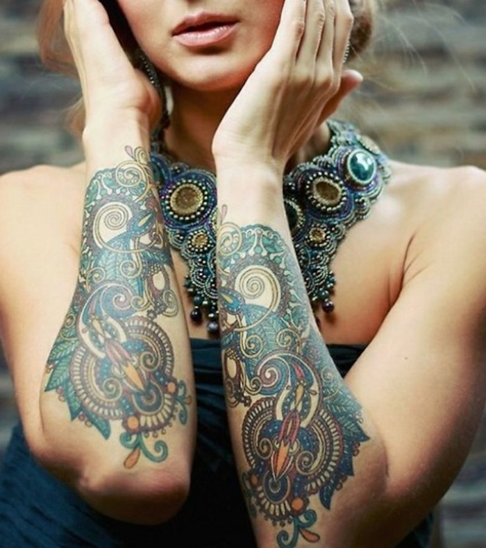 originales diseños de tatuajes mujer en el antebrazo, tattoos simbolicos con ornamentos y flores, diseños de tattoos bonitos 