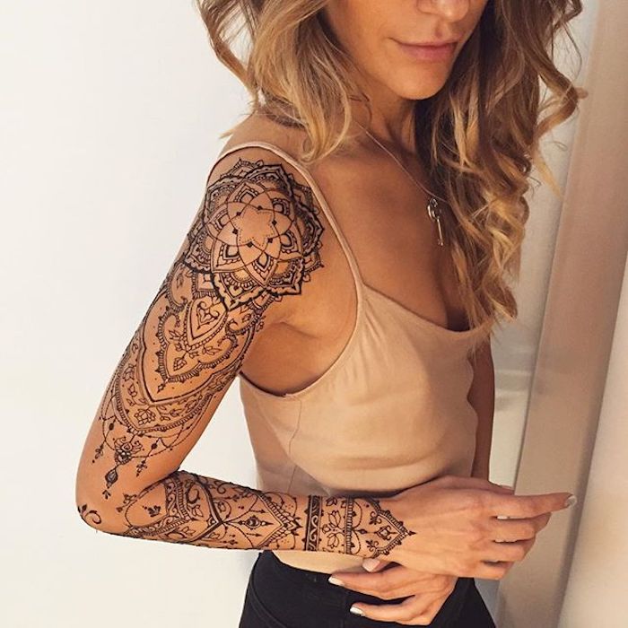 tatuaje brazo entero con mandalas y ornamentos, imágenes de tatuajes pequeños para mujer, tatuajes bonitos con elementos florales 