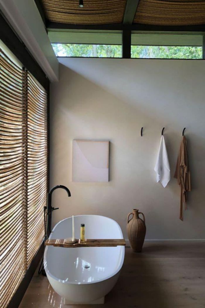 cuarto de baño rústico decorado en blanco con suelo de parquet y muebles de madera, baños en estilo bohemio 