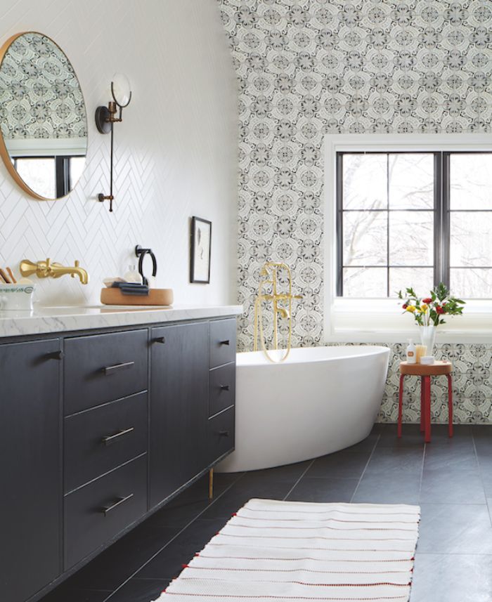 baños grandes decorados en estilo vintage, paredes pintadas en blanco y papel pintado con motivos florales, baldosas negras 