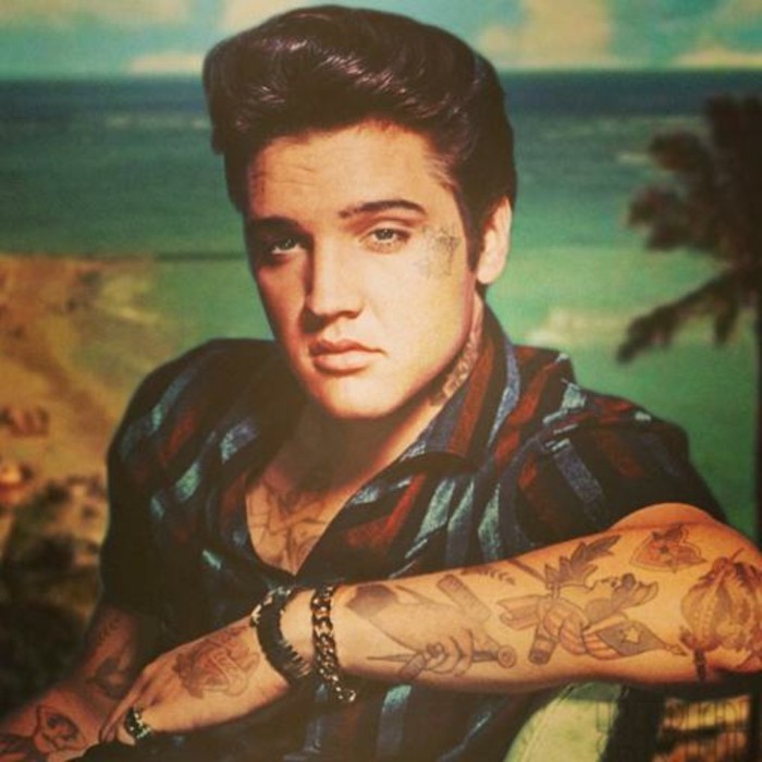 peinado en estilo Elvis Presley con mucho estilo, ideas de peinados de los celebridades años 50, estilo vintage fotos 