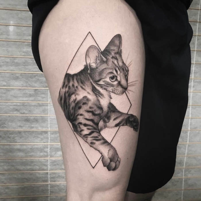 cuáles son los mejores diseños de tatuajes geométricos, tatuaje en la cadera, diseños de tattoos grandes con gatos 
