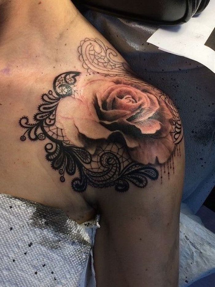 precioso tatuaje con rosa en el hombro con ornamentos en color negro, tatuajes con motivos de encaje, tatuajes bonitos mujer
