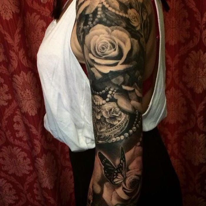 brazo entero tatuado con rosas y mariposas, imágenes de tatuajes bonitos para mujer, tatuajes originales en el brazo 