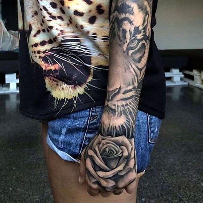 tatuaje en la mano con rosa en estilo old school, tatuaje en estilo vintage con tigre, tatuajes con animales bonitos 
