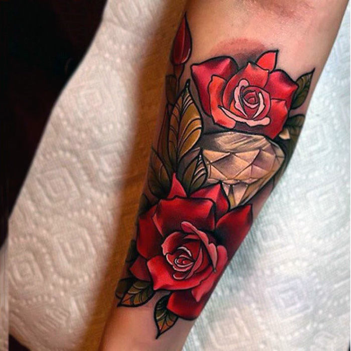 ideas de tatuajes con rosas para mujer, tatuajes grandes en el antebrazo, magníficas propuestas de tattoos en fotos 