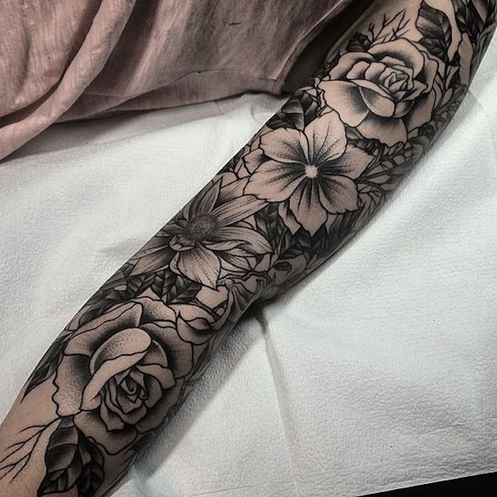 tatuajes antebrazo entero con flores y rosas, tatuajes bonitos para mujer, diseños de tatuajes en estilo old school 