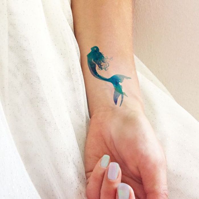precioso diseño con tatuaje serenita en la mano, tatuajes finos para mujer, diseños de tatuajes en estilo acuarela en el antebrazo 