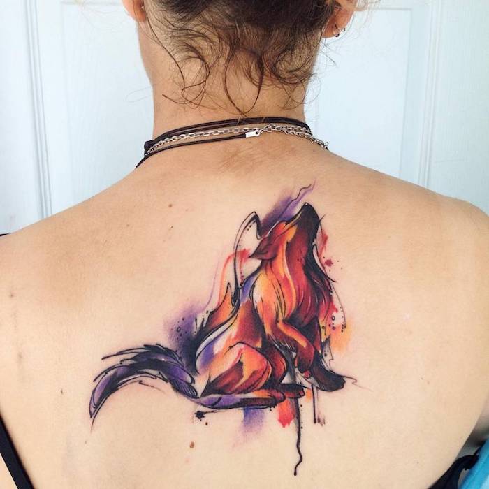 imágenes con diseños de tatuajes para mujer en la espalda, tatuaje lobo en acuarelas en la espalda, diseños de tatuajes 