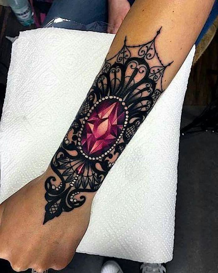 tatuaje antebrazo ornamentado con diamante, tatuajes para mujer en la espalda, ideas de tatuajes originales en fotos 