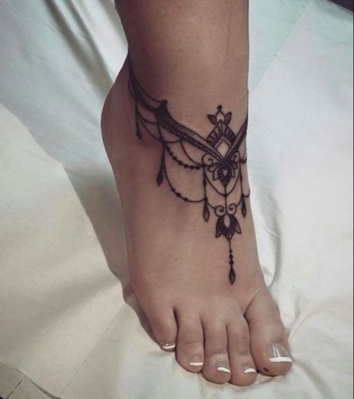 precioso diseño de tatuaje ornamentado en la pie, diseños de tatuajes originales, tatuajes para mujer en la espalda