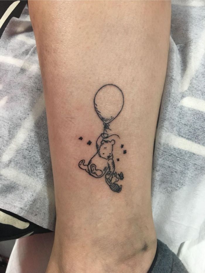 pequeños tatuajes con grande significado, tattoos que signifiquen amistad, tatuaje Oso Pooh y Piglet, diseños de tattoos