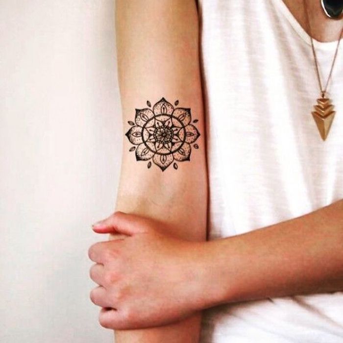 precioso tatuaje mandala en el brazo, tatuajes para mujer en la espalda, tatuajes con flores y mandalas para chicas