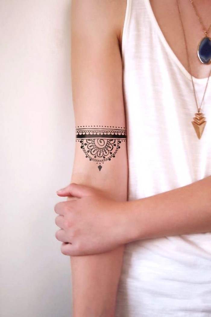 tatuaje brazo con brazalete, tatuajes para mujer en la espalda, bonitos diseños de tattoos para mujeres, fotos de tatuajes 