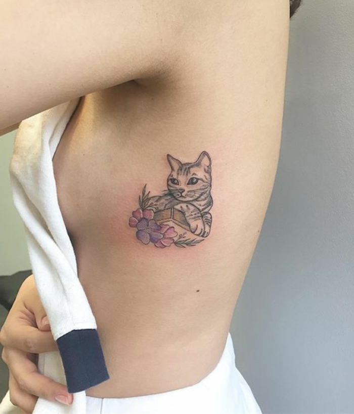 pequeño detalle tatuado en las costillas, tatuaje gato con flores en bonitos colores, fotos de tatuajes minimalistas 