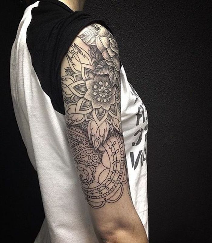 brazo entero tatuado con motivos florales y ornamentos, tatuajes simbolicos en el brazo entero, fotos de tatuajes bonitos 