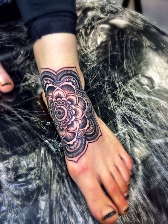 tatuaje ornamentado en el pie, diseños de tatuajes mujer con mandalas, fotos de tatuajes con flores para damas 