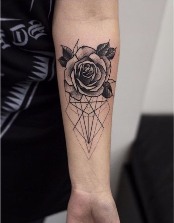 tatuaje antebrazo geométrico con una rosa color negro, superbonitos diseños de tatuajes con flores y sus significados 
