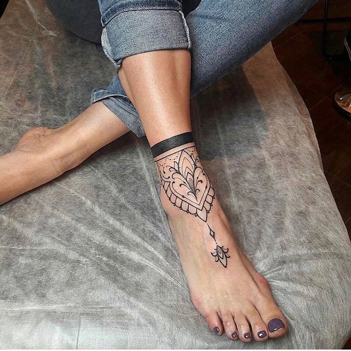 delicado y bonito tatuaje brazalete en el pie, diseños de tatuajes hermosos, fotos de tatuajes simbólicos para mujeres