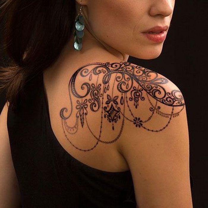 tatuaje bonito en el hombro, tattoos pequeños mujer, diseños de tatuajes con motivos florales en fotos, tattoos flores 