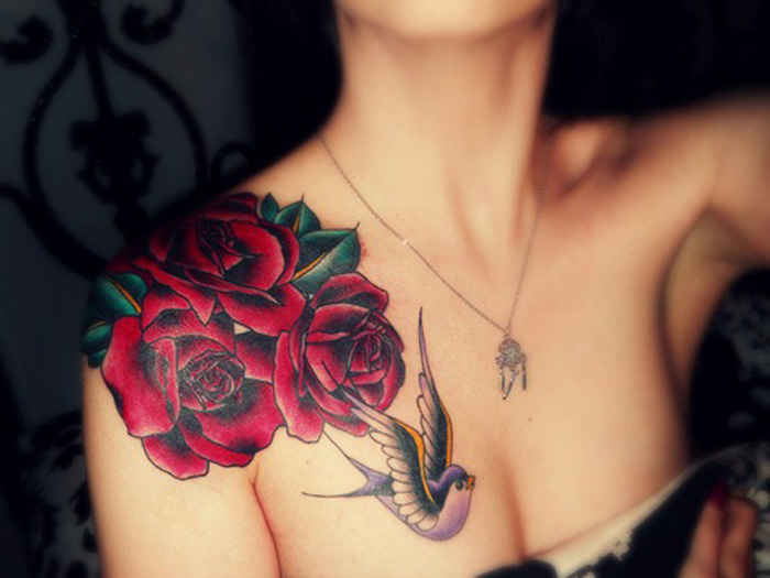 precioso tatuajes con rosas rojas en el hombro, diseños de tatuajes mujer en estilo vintage, ideas para tattoos chicas