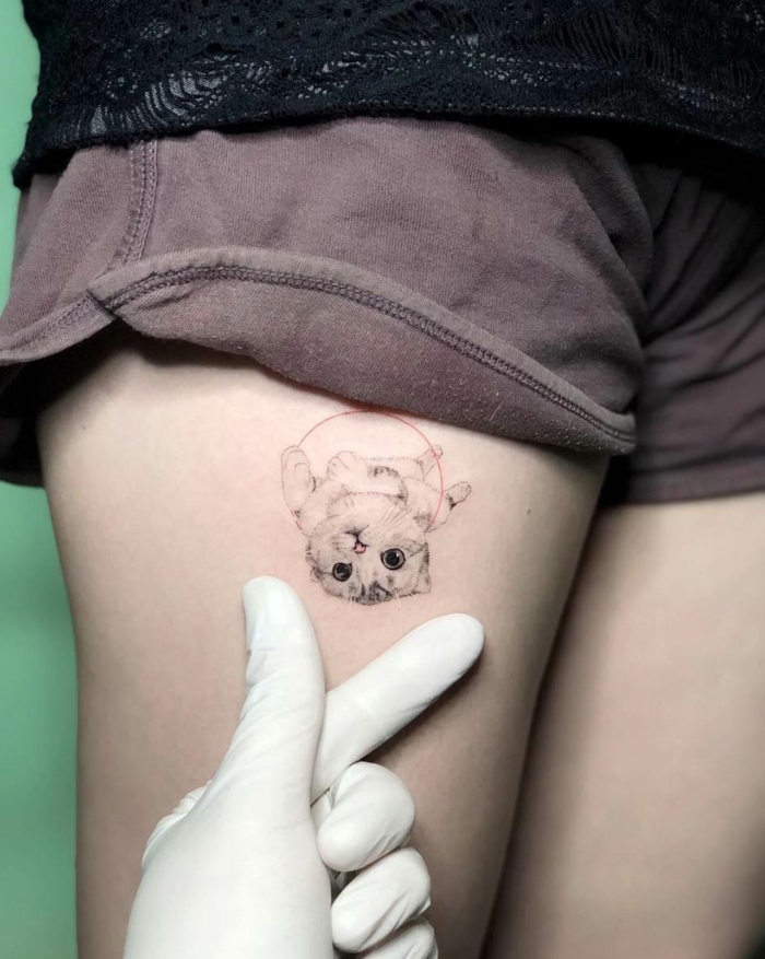 tatuaje super tierno de gato en la cadera, tattoos de gatos con motivos geométricos, diseños de tatuajes bonitos 