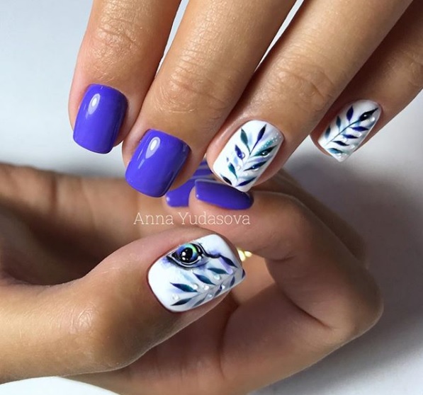 preciosa combinación de colores para uñas con hermosos dibujos de motivos florales, diseños de uñas 2019 2020 