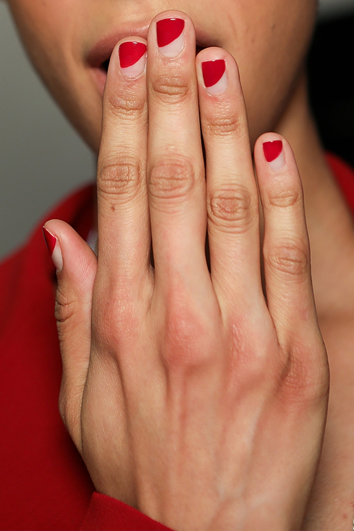 diseños uñas cortas pintadas con esmalte transparente y rojo fuego, uñas rojas cortas diseño moderno, fotos de uñas 
