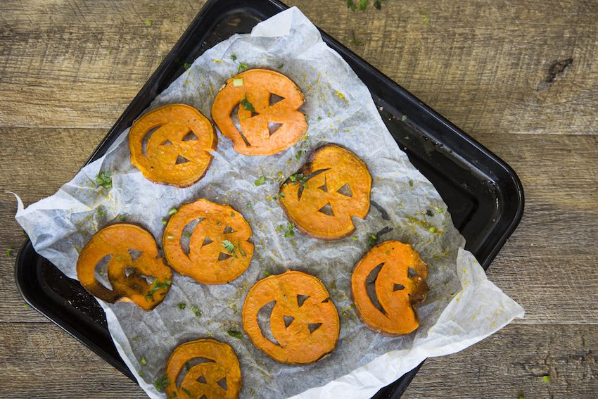 recetas de halloween para sorprender a tus invitados, batatas al horno decoradas, originales ideas de entrantes halloween 