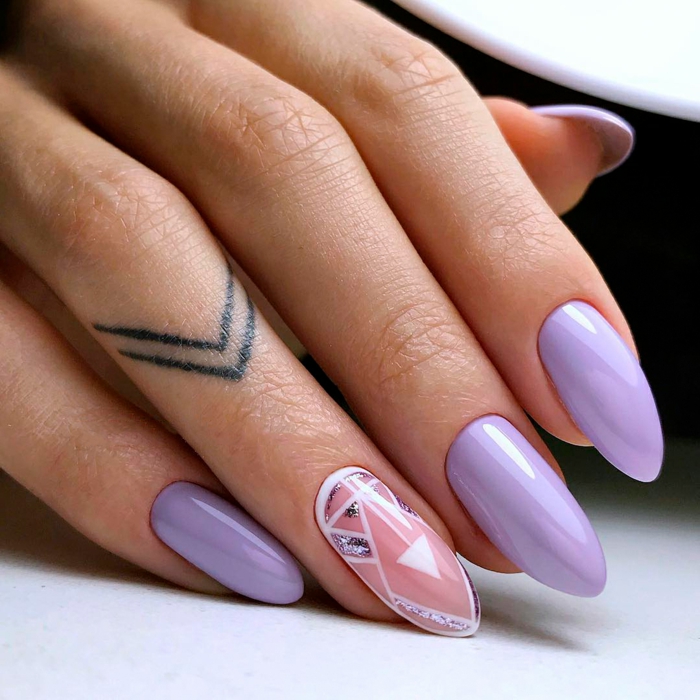 uñas muy largas pintadas en color lila y rosado con detalles geométricos y brocado, diseños de uñas bonitos y originales 