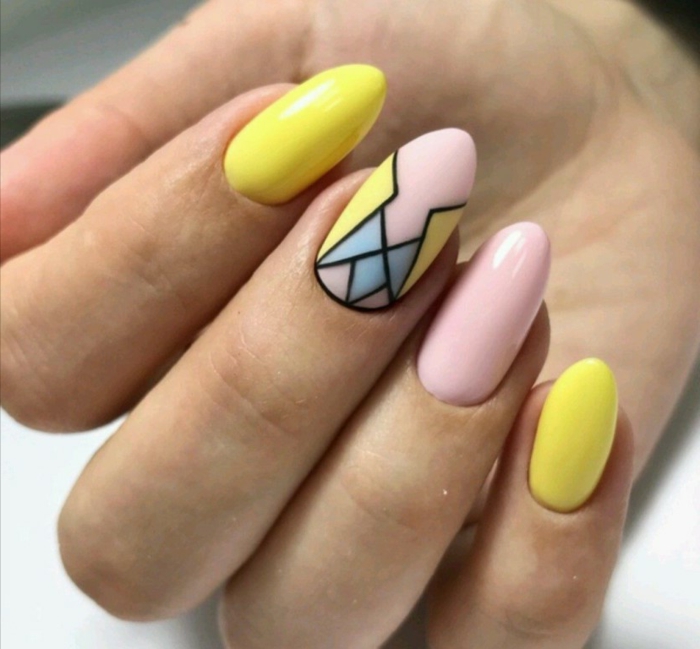 fotos con diseños de uñas y colores de uñas de moda, uñas largas almendradas pintadas en amarillo y rosado con detalles en azul 