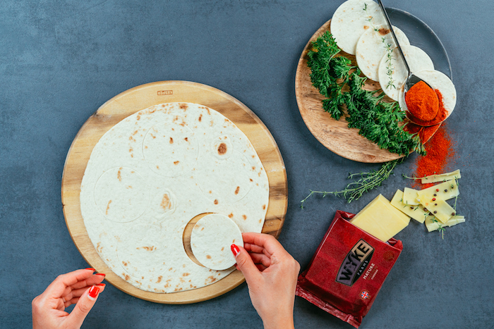 mini tacos mexicanos para hacer en casa paso a paso, trozos de tortilla de forma oval, ingredientes relleno de taco 
