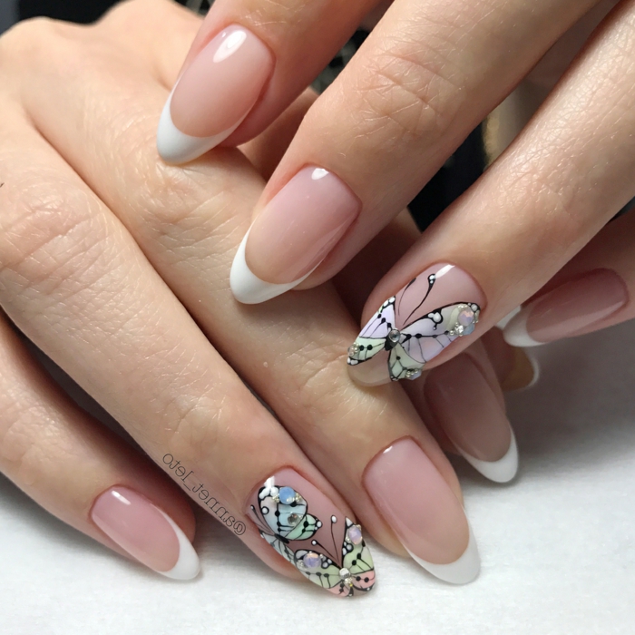 dibujos en las uñas bontios, uñas francesas con dibujos de mariposas, perlas y piedras decorativas, uñas decoradas