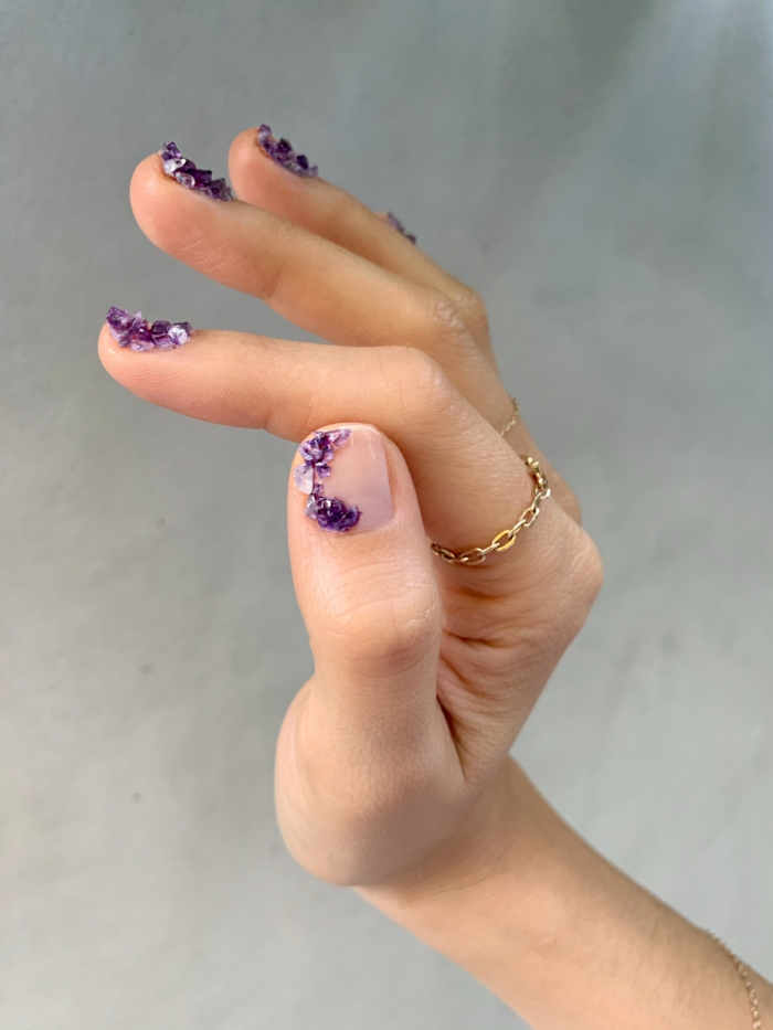 modelos de uñas de gel que inspiran, los mejores modelos de uñas, uñas cortas con decoración 3D en color lila oscuro 