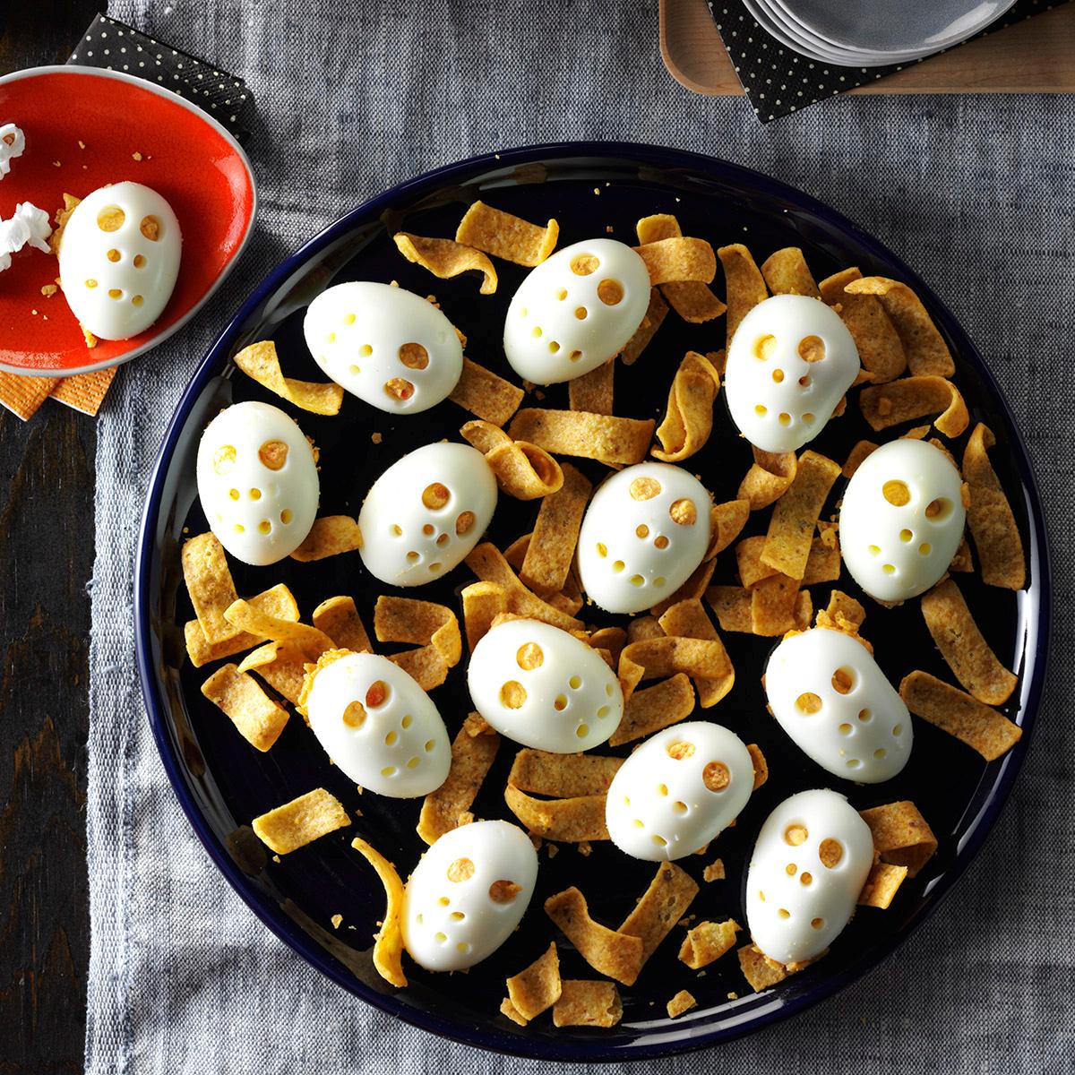 super originales ideas de comida para halloween, huevos originales con nachos, comidas fáciles y originales para hacer en una cena de Halloween 
