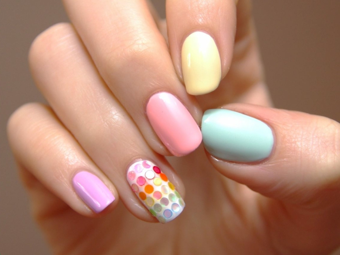 tendencias en decoracion de uñas, u;as largas de forma cuadrada pintadas en colores pastel con decorados de puntos multicolor